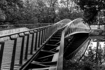 Schwarz weiss Foto der Bargebrücke die als Fußgängerbrücke zur Altstadt von Brügge führt, Belgien - Powered by Adobe