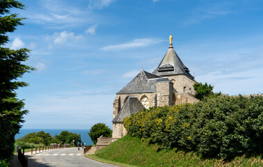Fototapeta premium Blick auf die Kapelle Notre-Dame-du-Salut de Fécamp am Cap Fegnet mit blauem Himmel, Normandie, Frankreich