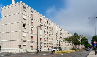 Blick auf eine Strasse mit den beruehmten Betonbauten in Le Havre, Normandie , Frankreich