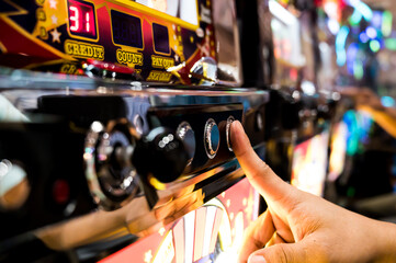 パチンコ、パチスロ遊技する手元