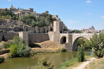 Fototapeta na wymiar Río Tajo y puente de San Martín una de las entradas a la histórica ciudad de Toledo