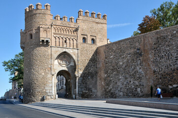 Fototapeta premium Puerta del Sol en le centro histórico de la ciudad de Toledo 