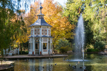 Fuente y templete en un estanque de los jardines de Aranjuez en Madrid, Espa&ntilde;a