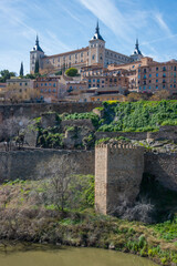 Vista de las murallas de ciudad de Toledo con el Alcázar y el río Tajo