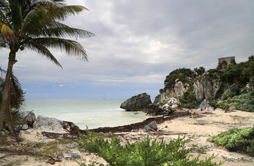 Obraz premium View of the coast and the tower of the Castillo in Tulum, Mexico