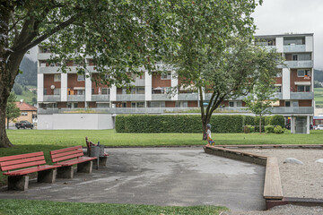 Bänke und Sandkasten im Park