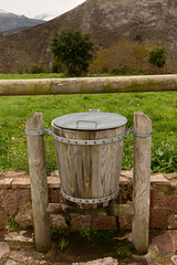 Fototapeta premium Paisaje de campo con papelera de madera.