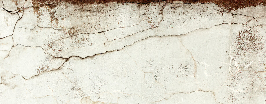 Postarzana, stara pionowa uliczna ściana z teksturą pęknięć. Panorama, tło, tapeta.