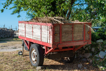 Obraz premium Working in the field during summer can be tough.