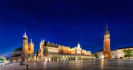 Obraz premium Night panorama of the Market Square in Krakow. Poland.