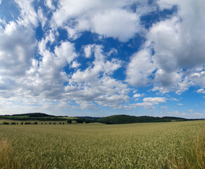 Obraz premium scenic panorama view of natural landscape under a cloudy sky