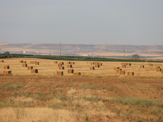 Obraz premium beautiful plateau field Spain harvests straw bales summer heat