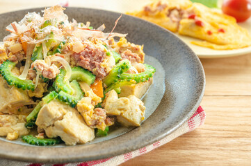 コンビーフハッシュのゴーヤーチャンプルー