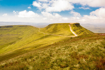 Brecon Beacons, Wales, UK. A walkling path to the summit of Pen y Fan and Corn Du. - obrazy, fototapety, plakaty