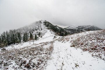 Fototapeta na wymiar Monte Burgüeño between snow and fog from Mount Kolitxa