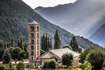Fototapeta premium Historische Kirche aus dem Mittelalter in Taüll