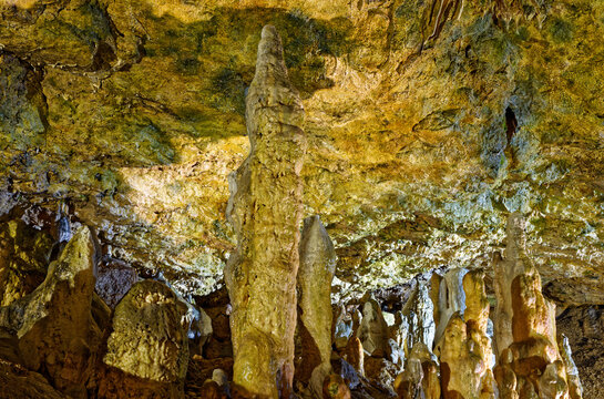 Gro&szlig;er Stalakmit in einer Tropfsteinh&ouml;hle