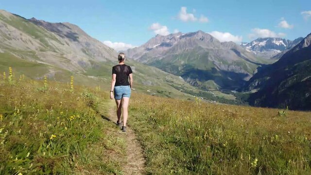 Randonneuse sur le col de Par&eacute; en &eacute;t&eacute;