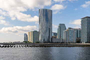 Obraz premium Jersey City, NJ - USA - July 30, 2021: Horizontal view of Jersey City's Newport riverfront neighborhood, featuring the The Ellipse Apartments