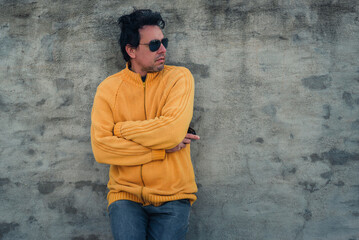 Obraz premium Auto retrato de hombre blanco en el tejado en un dia de otoño con campera amarillo luz natural.