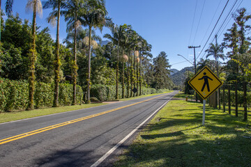 Estrada em morretes