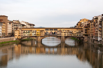 Fototapeta na wymiar Fiorence, Ponte Vecchio - the oldest bridge in Fiorence, built in 1345 by the architect Neri di Fioravanti and has retained its original appearance to our days.