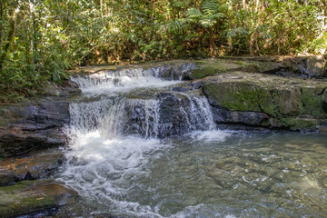 Queda de agua em rio de pedra