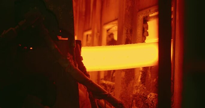 Steel mill, bar-shaped hot metal cooled by liquid. High quality steel billets by continuous casting.