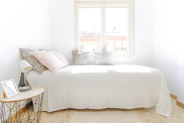 Habitación juvenil con detalles rosas y grises