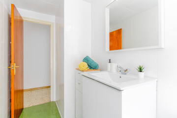Baño reformado low cost con estío nórdico y colores verdes y amarillos