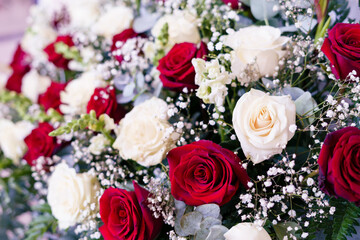 adorno de rosas rojas y blancas