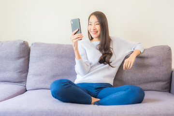 Obraz premium Portrait beautiful young asian woman use smart mobile phone