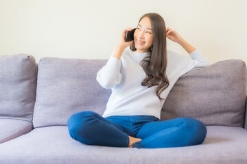 Obraz premium Portrait beautiful young asian woman use smart mobile phone