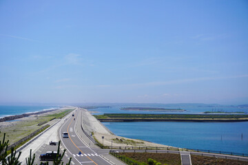 高台から眺める松川浦と海辺の道 - obrazy, fototapety, plakaty