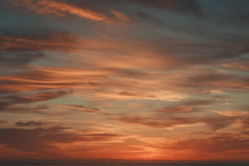 Obraz premium A sunrise over a beach.