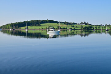 Obraz premium Scenic summer view of recreational yacht sailing by the lake water landscape