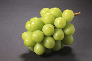 黒背景のシャインマスカット