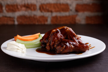 BBQ chiken wings with veggies
