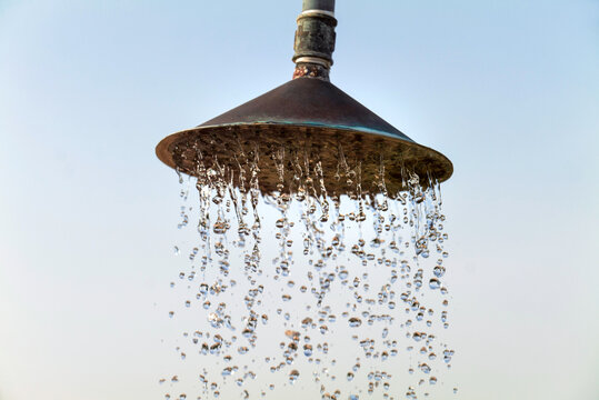 Doccia in funzione sfondo cielo