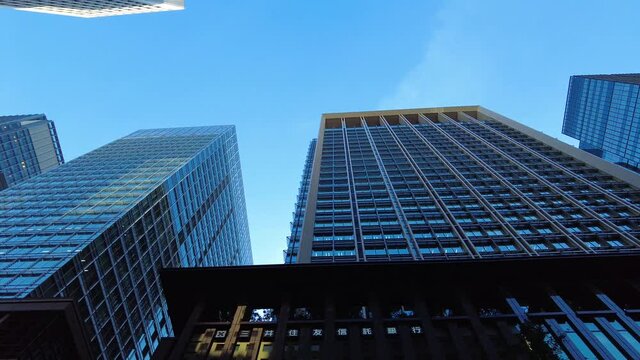東京ドライブ車窓　ビジネス街　東京駅前丸の内高層ビル街　あおり横移動