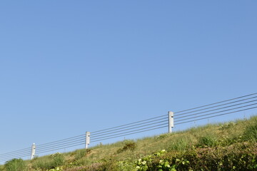 青空と車道のガードレール