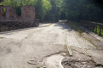 Fragment starego bruku z widocznym torowiskiem kolejki wąskotorowej © qrrr