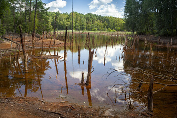 Kwaśne wody jeziora powstałego na wyrobiskach starej kopalni węgla Brunatnego © qrrr
