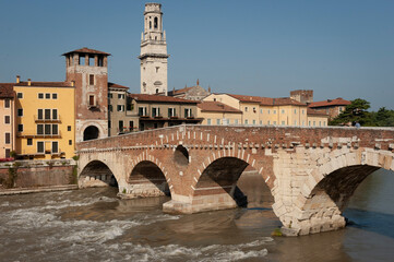 Obraz premium Verona, Veneto. Ponte Pietra sul fiume Adige, verso la Torre omonima e il campanile del Duomo