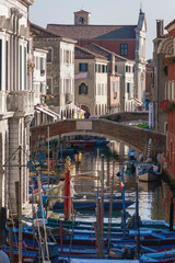 Fototapeta na wymiar Chioggia, Venezia.. Palazzi e ponti di Canal Vena con barche 