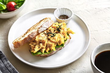 Scramble Egg Sandwich with Salad