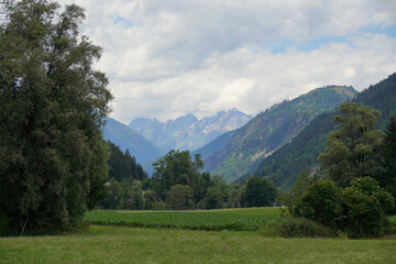 Fototapeta na wymiar Isel-Trailwanderung Etappe 1: Lienz - Sankt-Johann im Walde