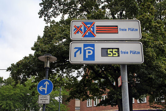 parkleitsystem innenstadt mit einem zugeklebten parkhaus