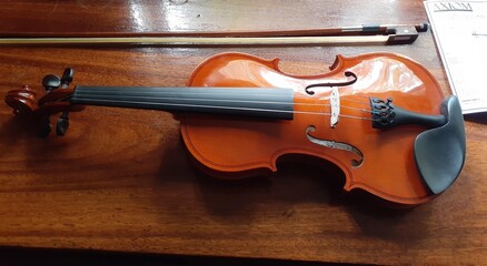 Obraz na płótnie Canvas A beginner's violin 3/4 with a gloss coating.