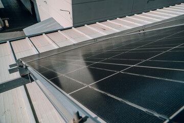 Fototapeta premium Paneles solares en techo de nave industrial
